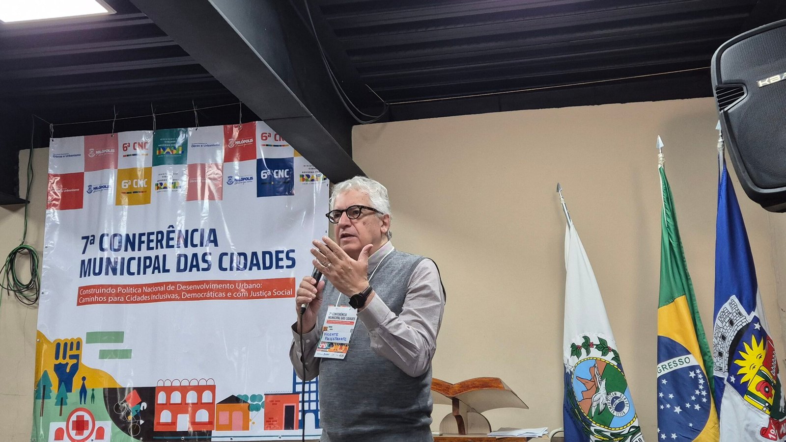 O arquiteto e urbanista Vicente Loureiro, defendeu nesta terça-feira (15) uma maior integração entre os prefeitos da Baixada Fluminense no sen-tido de buscar apoio junto aos governos estadual e federal para ações que beneficiem políticas públicas voltadas, sobretudo, ao desenvolvimento mais equilibrado da região.