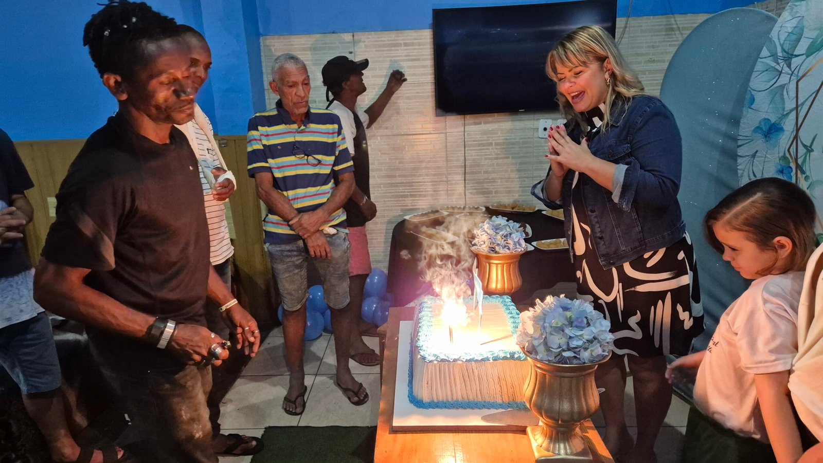 A Prefeitura de Nilópolis celebrou nesta quinta-feira (15), com direito a bolo, doces e salgadinhos, o segundo ano de funcionamento da Casa de Passagem, importante iniciativa do governo municipal voltada ao acolhi-mento e reintegração de pessoas em situação de rua.