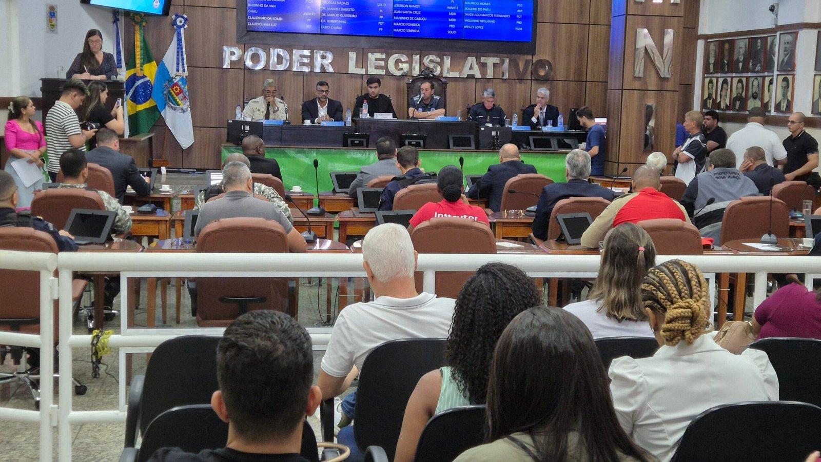 Fernando Bastos explicou que o encontro teve por objetivo ouvir autoridades e a população no sentido de ajudar o Executivo Municipal a criar políticas públicas relevantes no campo da segu-rança, em benefício da sociedade. Segundo ele, os municípios de-vem criar leis e decretos que possam direcionar a atuação das Guardas Municipais.