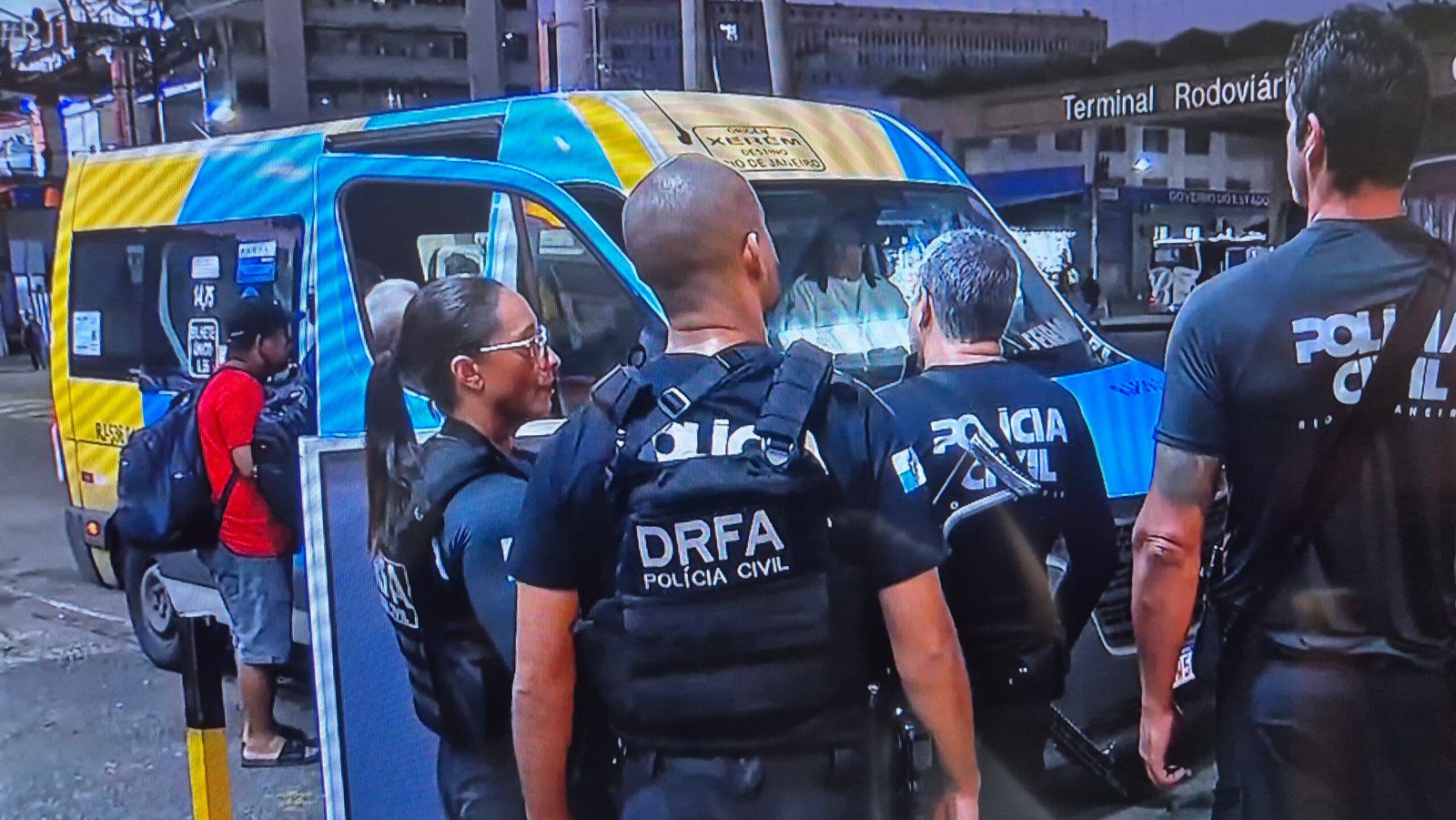 A investigação desvendou um esquema de corrupção aos cofres públicos por meio de fraudes no Bilhete Único Intermunicipal. Agentes estão nas ruas para cumprir nove mandados de busca e apreensão em residências e empresas de permissionários de vans acusados de desviar dinheiro com viagens que nunca aconteceram. Também é realizada uma fiscalização, com o apoio do Detro, para verificar o uso de veículos roubados no transporte de passageiros.