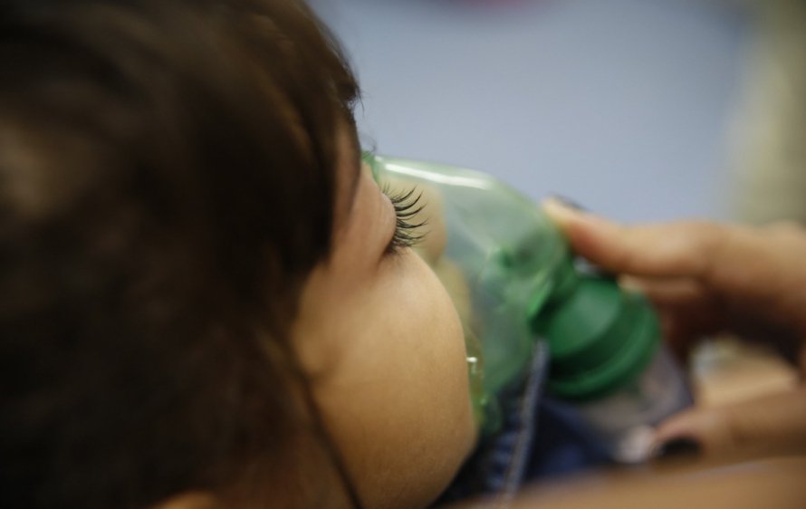 A bronquiolite é uma infecção viral que compromete a via aérea inferior (traqueia, brônquios, bronquíolos e alvéolos) e provoca desconforto respiratório devido à inflamação dos bronquíolos, responsáveis por levar ar aos pulmões. O Vírus Sincicial Respiratório (VSR), que provoca pneumonia, bronquiolite e traqueobronquite, é o que mais leva a internação de crianças por síndrome gripal, além da influenza, parainfluenza e adenovírus.