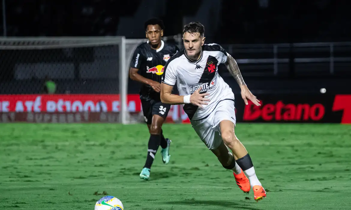 Após derrota por 2 a 1 para o Fluminense na última rodada da competição, o Cruzmaltino ocupa a 15ª posição com dez pontos, apenas um acima da primeira equipe dentro do Z4, o Vitória. Porém, o Vasco está animado, após uma vitória por 3 a 0 sobre o Melgar (Peru) que garantiu a classificação para os Playoffs da Copa Sul-Americana.