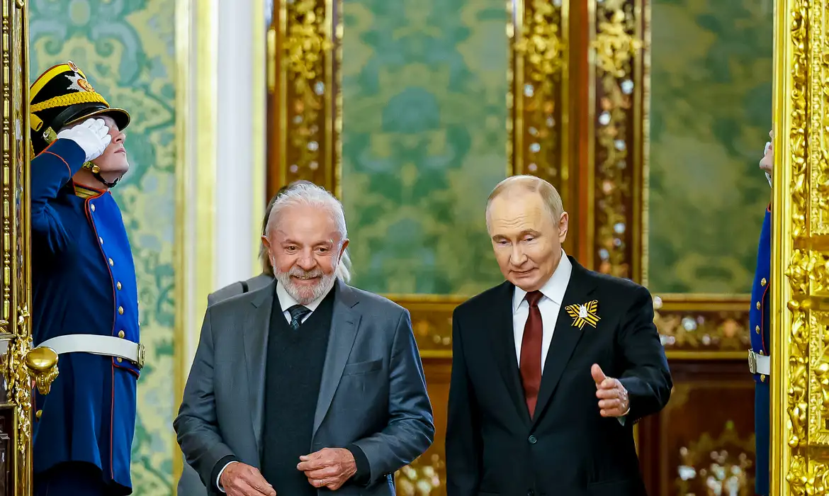 O presidente Luiz Inácio Lula da Silva afirmou, nesta sexta-feira (9), que o Brasil quer ampliar as relações bilaterais com a Rússia, especialmente na área de energia. Em encontro com o presidente russo, Vladimir Putin, em Moscou, Lula disse que tem “muito interesse” na experiência do país euroasiático com pequenas usinas nucleares.