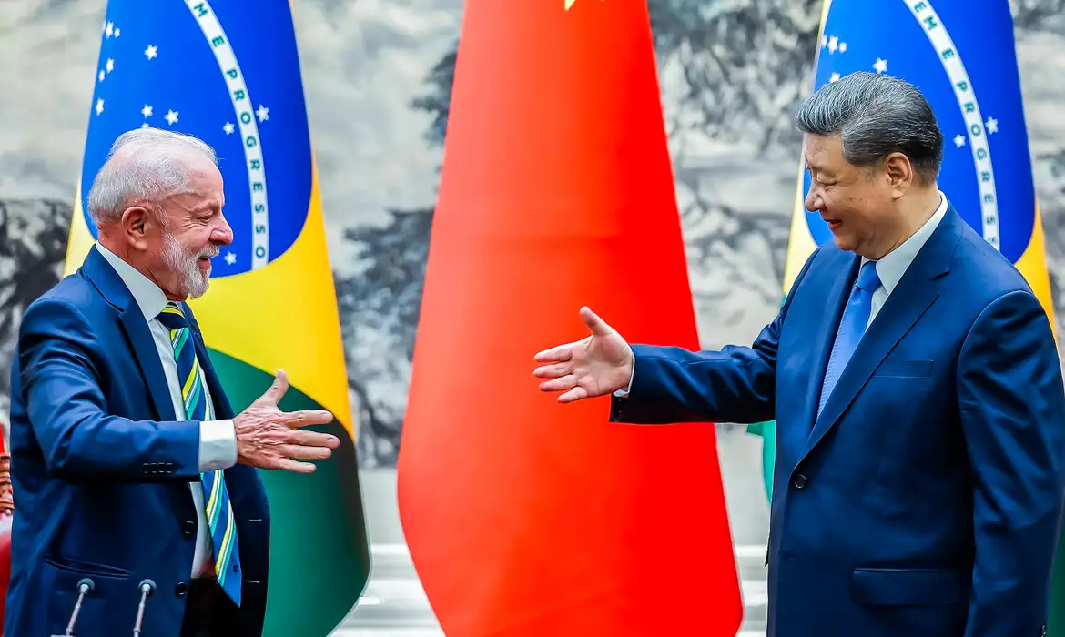 Brasil e China divulgaram duas declarações conjuntas nesta terça-feira (13), em meio aos encontros bilaterais ocorridos durante a missão brasileira em Pequim. Uma das declarações pede diálogo entre Rússia e Ucrânia, para dar fim à guerra entre os dois países.