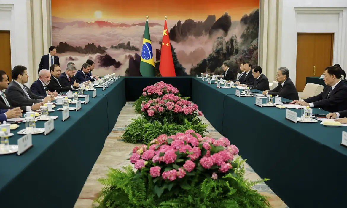 Dezenas de atos e parcerias foram assinadas entre Brasil e China, nesta terça-feira (13), em meio à visita do presidente Luiz Inácio Lula da Silva a Pequim. Muitos deles, voltados a parcerias e financiamentos para aos setores de infraestrutura, sustentabilidade, energia e saúde.