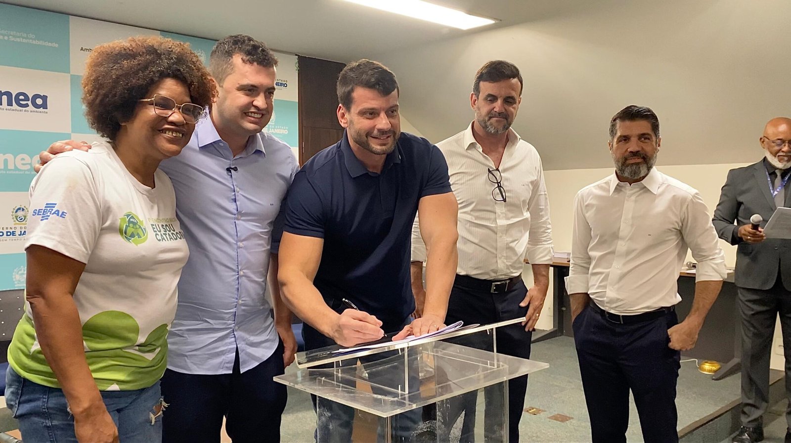 O Governo do Estado e a Prefeitura Municipal de Duque de Caxias assinaram, nesta quinta-feira (08/05), um acordo de cooperação técnica com foco em investimentos em obras de infraestrutura e no fortalecimento do polo de catadores de materiais recicláveis de Jardim Gramacho. O projeto Eco Polo Gramacho, que será realizado pela Secretaria de Estado do Ambiente e Sustentabilidade (Seas-RJ), com o município, prevê a ampliação das atividades e a implantação de uma unidade de triagem mecanizada, com o objetivo de modernizar o processo de coleta e a separação de resíduos.