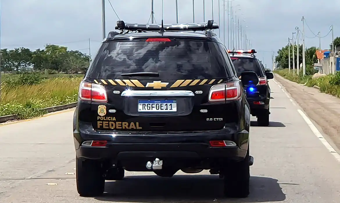 Em São Pedro da Aldeia, as investigações começaram depois que um eleitor foi flagrado filmando a urna eletrônica no momento do voto. A filmagem tinha sido feita a mando do cabo eleitoral de um candidato a vereador, com o objetivo de comprar o voto e receber uma quantia de R$ 100.