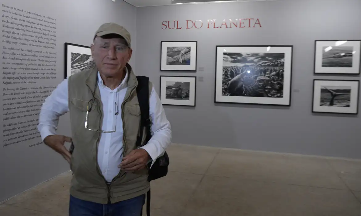 O fotógrafo Sebastião Salgado morreu hoje (23) aos 81 anos em Paris. A informação foi confirmada pelo Instituto Terra, organização não governamental fundada pelo fotógrafo.