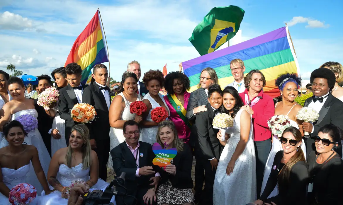 No ano de 2023, houve 7 mil registros de casamento civil entre mulheres no Brasil. Esse número representa aumento de 5,9% em relação a 2022, sendo o maior já registrado na série histórica do Instituto Brasileiro de Geografia e Estatística (IBGE) específica para uniões homoafetivas, iniciada em 2013. O recorde anterior era de 2022, com 6,6 mil celebrações. O dado faz parte do levantamento Estatísticas de Registro Civil, divulgado nesta sexta-feira (16), no Rio de Janeiro.