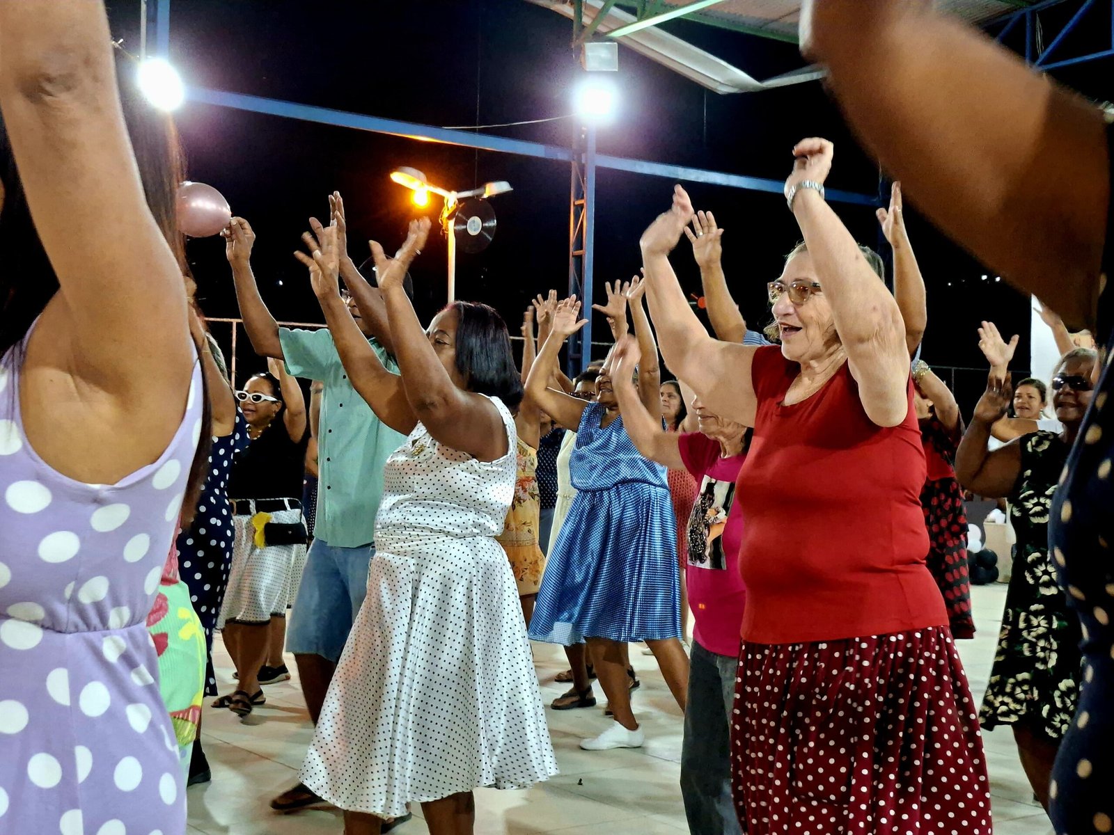 A noite da última sexta-feira, (16), ganhou cores vibrantes e trilha sonora de vinil com o evento 'Que onda, que festa de arromba', promovido pela Academia da Saúde do bairro São Jorge, para comemorar o mês das mães e da família.
