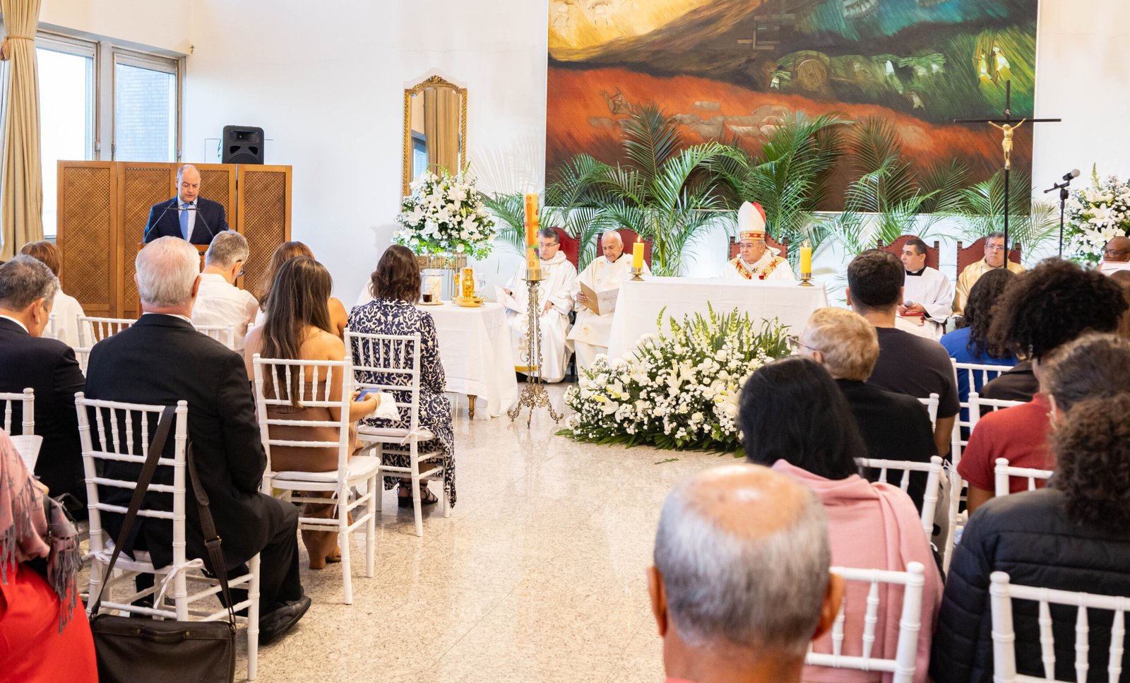 “O mundo necessita de homens e mulheres que tenham encontrado a paz em Jesus Cristo, que ao passar da morte para a vida, nos trouxe esperança. Que possamos ser testemunhas dessa esperança e rezar pela paz na nossa sociedade, no nosso país e no mundo. E que também possamos nos colocar a serviço uns dos outros, ajudando as pessoas a crescerem na fé e fazendo o mundo caminhar para a paz”.