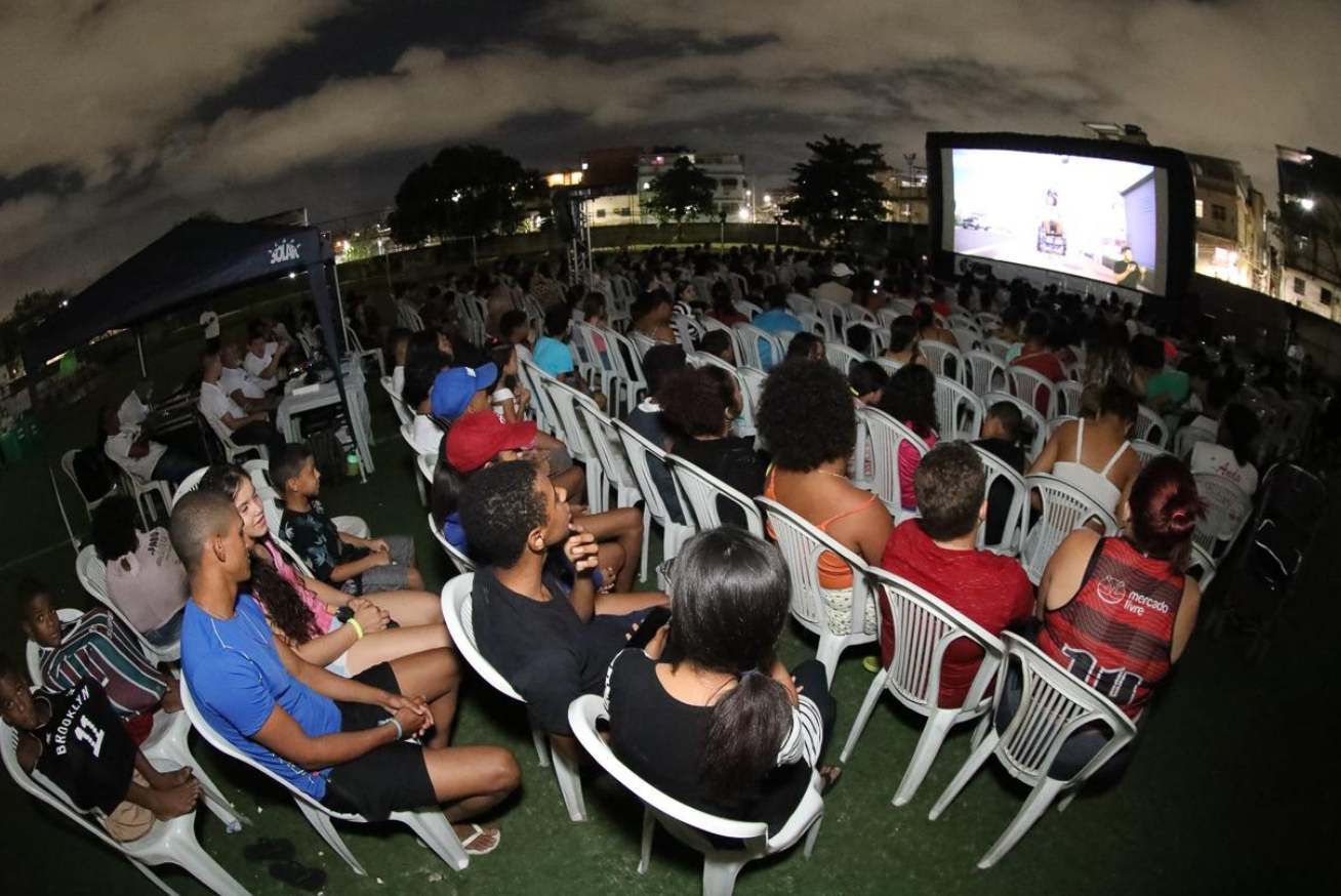 Famílias de plantão da cidade de Mesquita já podem se programar para curtir um festival de curtas, de graça, na Praça da Telemar, que pretende reunir 450 espectadores por sessão, 900 por dia e total de 1.800 pessoas em 4 sessões. Dias 24 e 25/05, às 18h30min e às 20h serão exibidos, ao todo, 16 filmes. Além da gratuidade da entrada, todo o público também ganha pipoca e refrigerante para curtir a telona. Após as sessões debate e sorteio com distribuição de brindes.