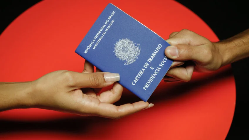 A Região Metropolitana oferece remuneração de um a dois salários mínimos (R$ 1.518 a R$ 3.036) para as posições de açougueiro, ajudante de motorista e auxiliar de limpeza, que exigem experiência anterior e o Ensino Fundamental. Para pessoas com deficiência (PcD), são 430 vagas para diferentes funções e salários.