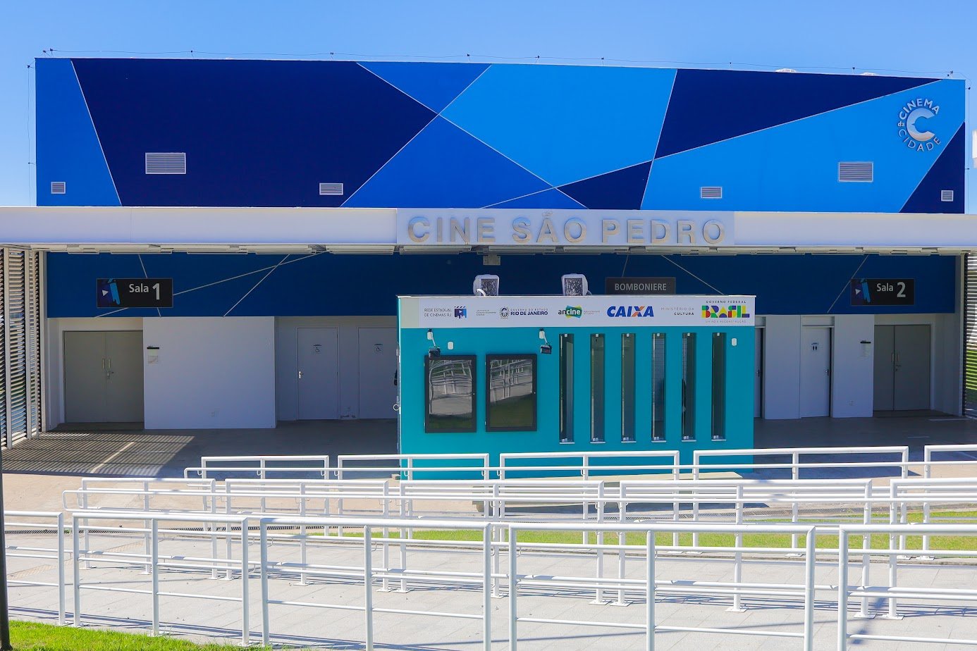 O Governo do Estado inaugura, no próximo dia 23/05, em São Pedro da Aldeia, o segundo espaço de exibição de filmes construído por meio do programa “Cinema da Cidade” - um convênio com o Governo Federal. As obras foram executadas pela Secretaria de Estado de Cultura e Economia Criativa (Sececrj), responsável por acompanhar cada etapa do processo. O novo espaço abrigará duas salas de cinema, com capacidade para 78 e 96 lugares, e atenderá a população com ingressos a preços populares.