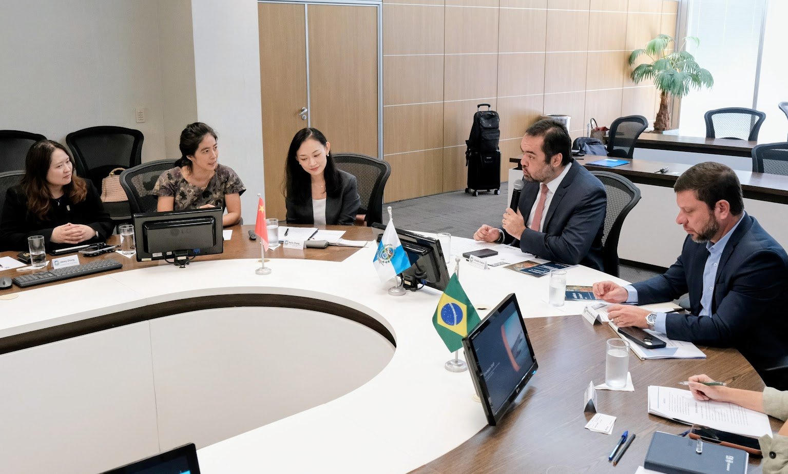 O projeto da Envision no Brasil é parte do desenvolvimento do primeiro Parque Industrial Net-Zero da América Latina, voltado à produção de SAF, hidrogênio verde e amônia verde, com a possibilidade de apoio do BNDES e FINEP. A planta fluminense terá papel central nessa cadeia, conectando produção de etanol e biomassa com as demandas crescentes do setor aéreo e marítimo.