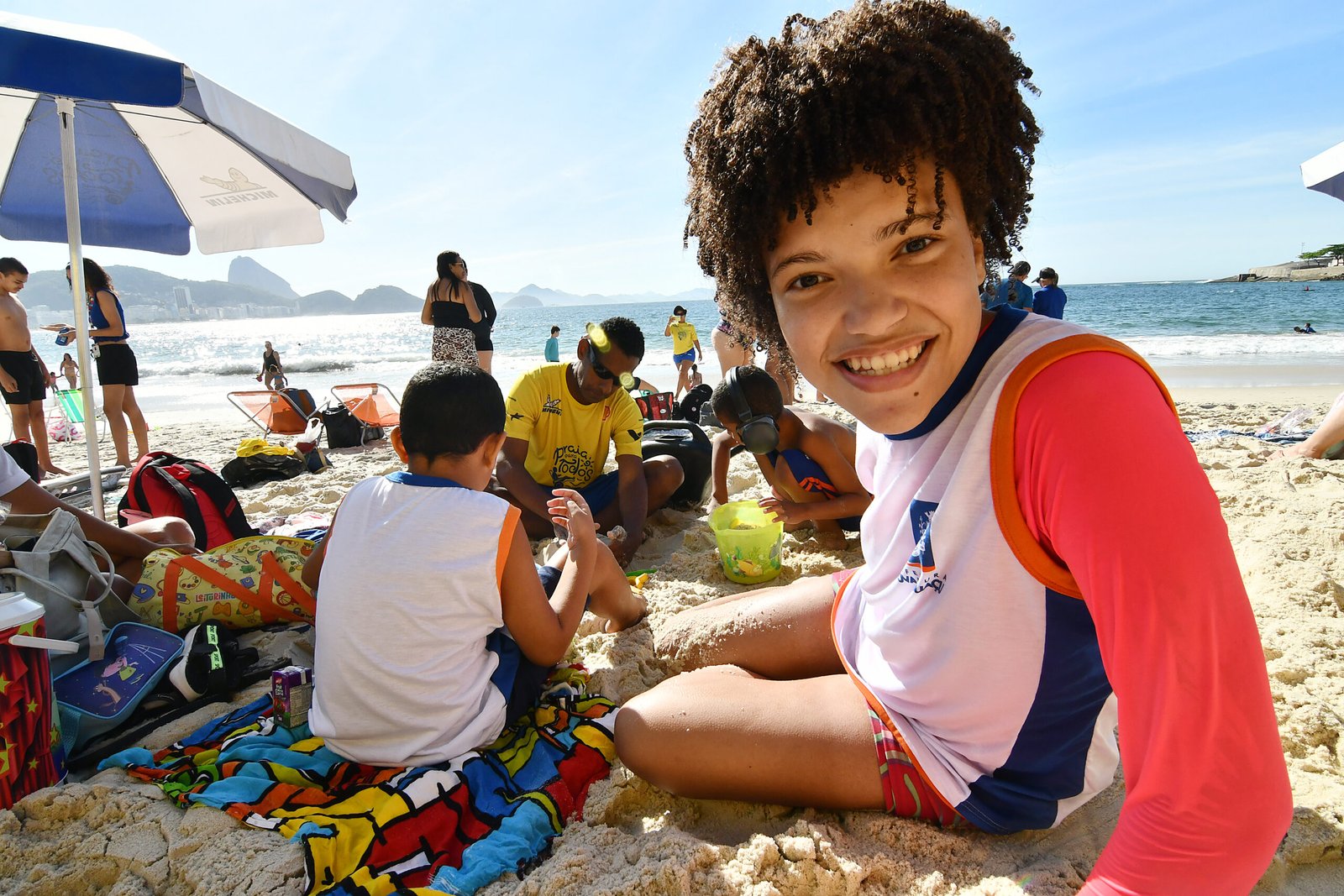 Grupo com 19 adolescentes e crianças com autismo participaram de atividades no projeto “Praia para Todos"