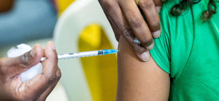 A Prefeitura de Duque de Caxias, através da Secretaria Municipal de Saúde, informa que a faixa etária e os grupos que podem receber a vacina contra a Gripe Influenza no município foram ampliados, seguindo a nova determinação do Ministério da Saúde.