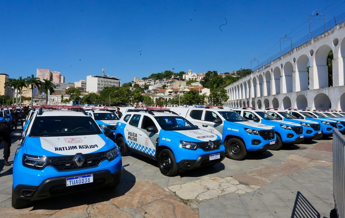 O Governo do Estado entregou entregou 214 novas viaturas semiblindadas à Polícia Militar nesta terça-feira (06/05). O reforço à frota marca o início da distribuição de 758 veículos que serão incorporados ao patrulhamento até o fim do semestre. Durante a cerimônia, realizada nesta manhã nos Arcos da Lapa, o governador Cláudio Castro anunciou um novo concurso para a PMERJ em 2026.