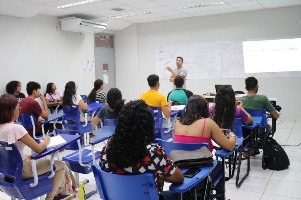A Rede Nacional de Cursinhos Populares foi lançada no dia 10 de março e é regulamentada pelo Decreto nº 12.410/2025, assinado pelo presidente Luiz Inácio Lula da Silva, e pelo ministro da Educação, Camilo Santana, em 13 de março.