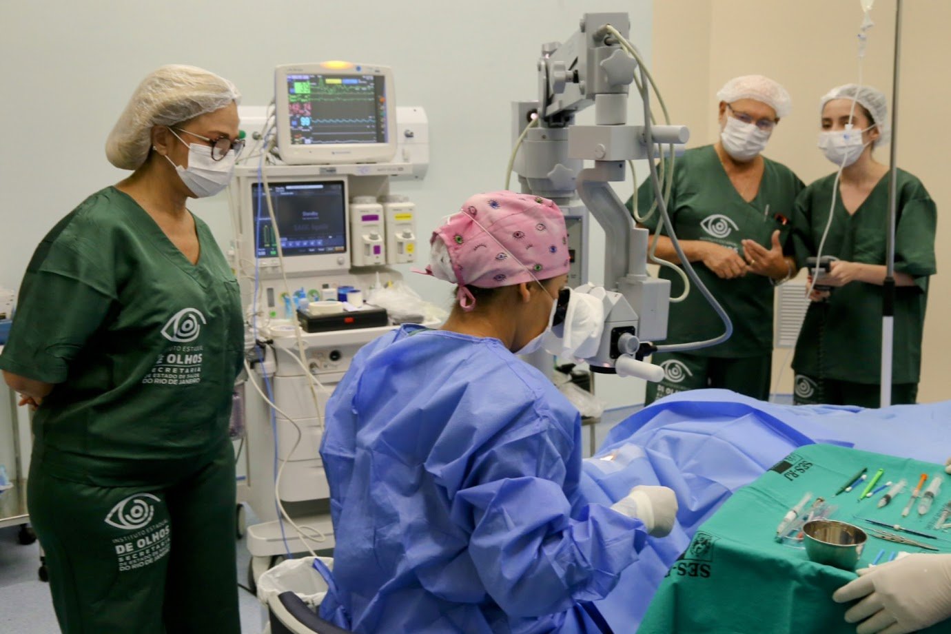 O estado do Rio de Janeiro tem agora um novo hospital para tratamento da saúde oftalmológica. Inaugurado no início de abril, o Instituto Estadual de Olhos (IEO), na Zona Oeste da cidade, completou um mês de funcionamento. Neste período, a unidade realizou mais de 23 mil exames, 3.9 mil consultas e deu início às primeiras cirurgias de catarata. Até agora, a unidade já beneficiou 66 municípios de todo o estado com os atendimentos.
