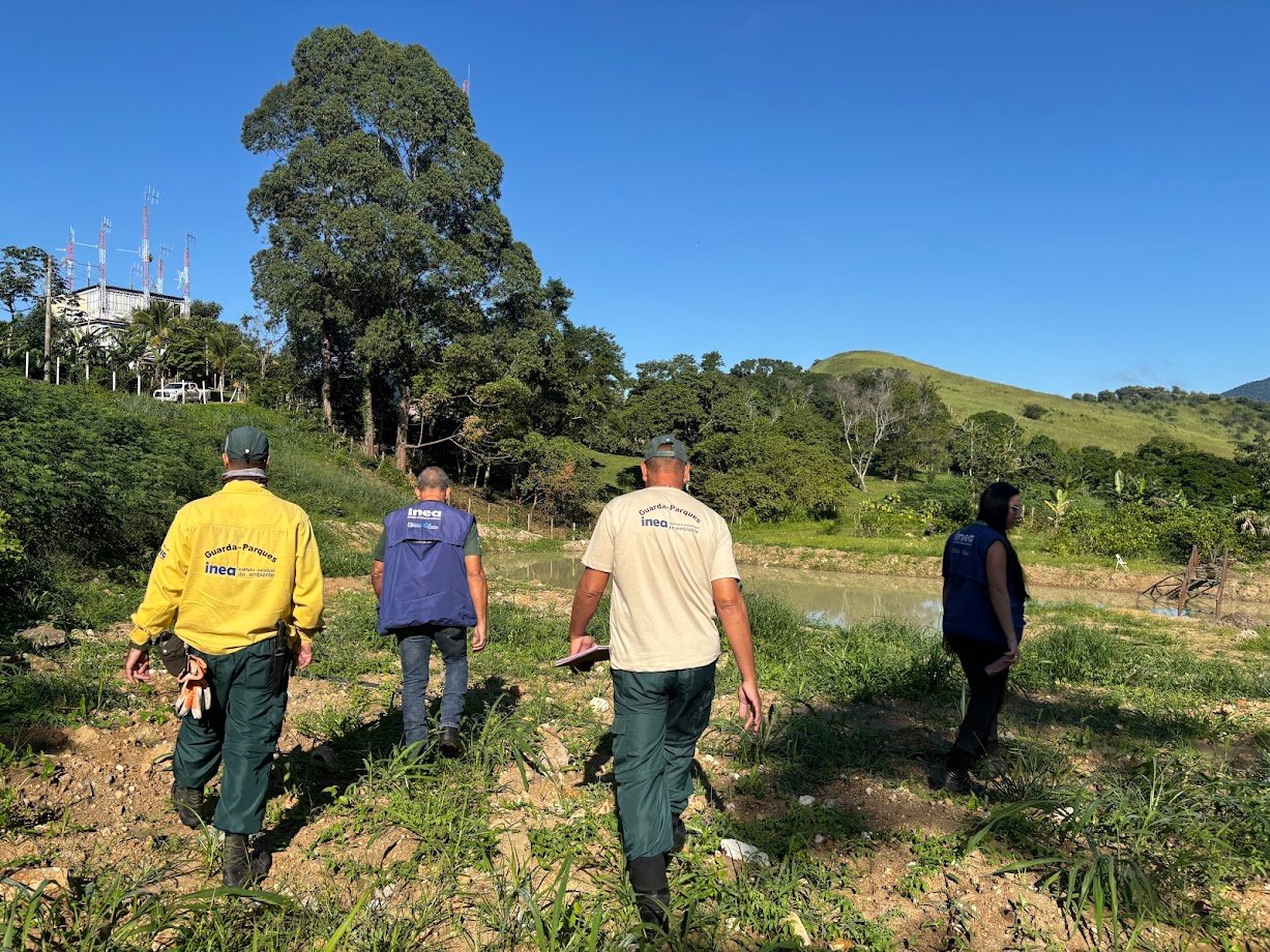 O Governo do Estado embargou uma construção irregular dentro do território da Área de Proteção Ambiental (APA) Gericinó-Mendanha, em Campo Grande, Zona Oeste da capital fluminense, nesta terça-feira (6/5). No local, os agentes da Secretaria de Estado do Ambiente e do Instituto Estadual do Ambiente (Inea) identificaram a remoção de vegetação de uma área de 5 mil m², além do desvio de curso de uma nascente rara para criação de um possível açude para lazer, de extensão de 1 mil m².