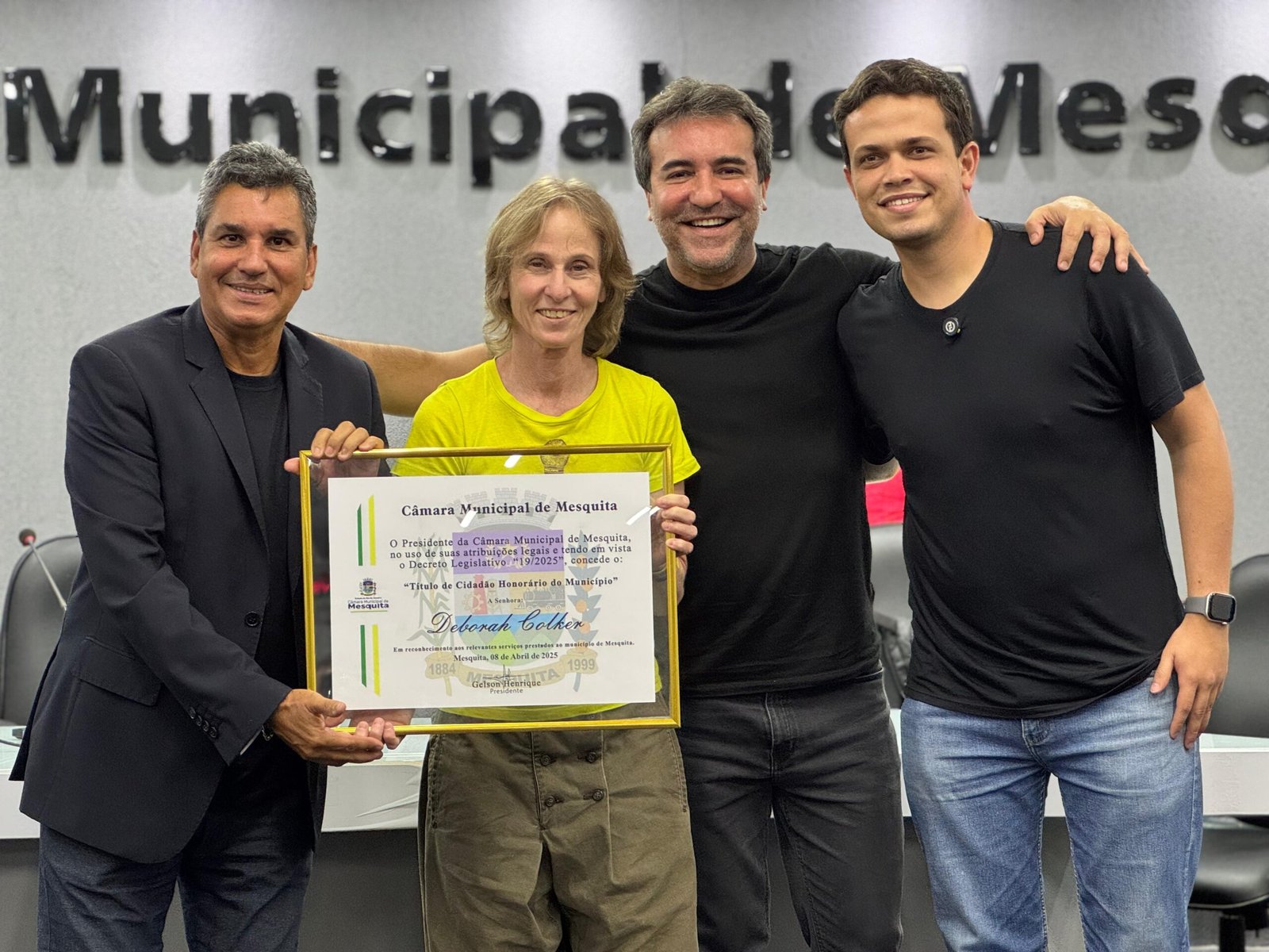 Déborah Colker, uma das mais importantes figuras da dança no cenário nacional e internacional, foi agraciada nesta terça-feira (06) na Câmara Mu-nicipal de Mesquita com o título “Cidadão Mesquitense”. A sessão solene, presidida pelo vereador Gelson Henrique (Solidariedade), foi prestigiada pe-lo prefeito Alex Maroto, o ex-prefeito Jorge Miranda e o subsecretário de Cultura, Kleber Rodrigues. O show à parte ficou por conta da exibição das alunas de dança da Secretaria Municipal de Cultura e do Studio Ana Lúcia de Oliveira.