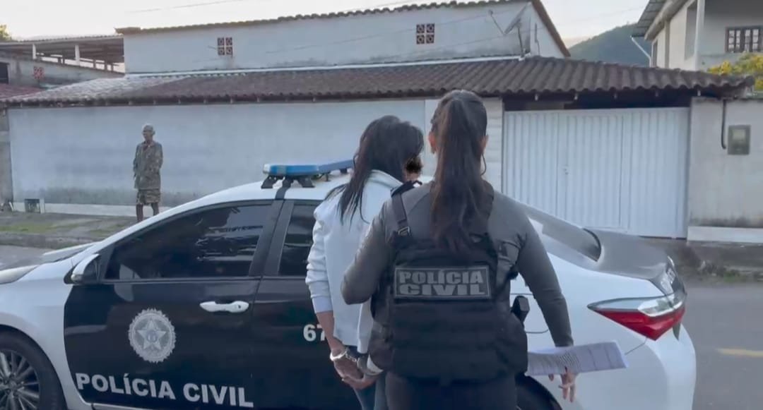 Policiais civis da 67ª DP (Guapimirim) prenderam, nesta sexta-feira (16/05), uma mulher responsável por fornecer informações privilegiadas a membros de uma quadrilha especializada em roubos a residências, no Parque Fleixal, em Guapimirim.
