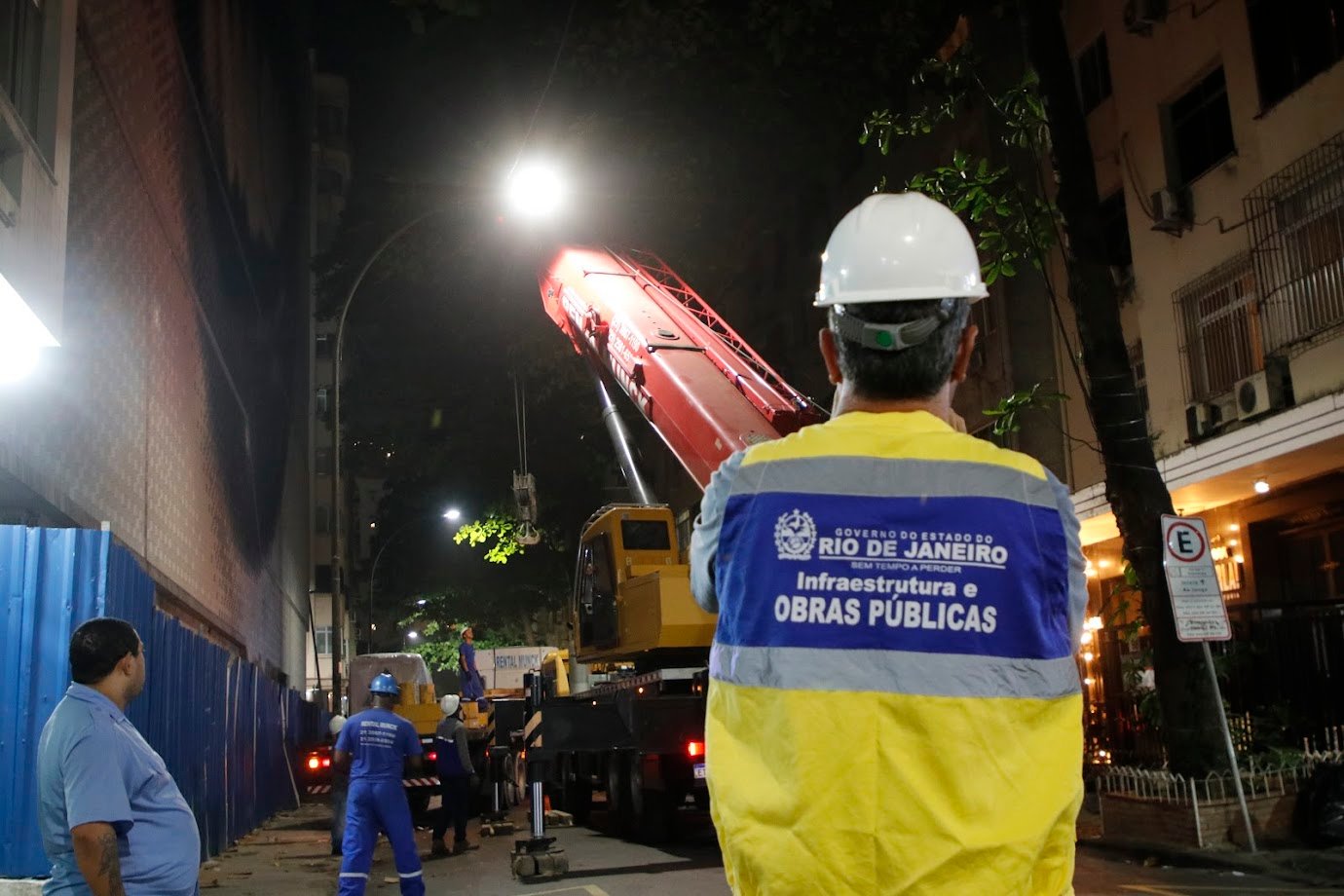 As obras para conclusão da nova sede do Museu de Imagem e do Som de Copacabana (MIS), realizadas pelo Governo do Estado, avançam mais um passo com a chegada dos primeiros equipamentos para implantação do sistema de climatização