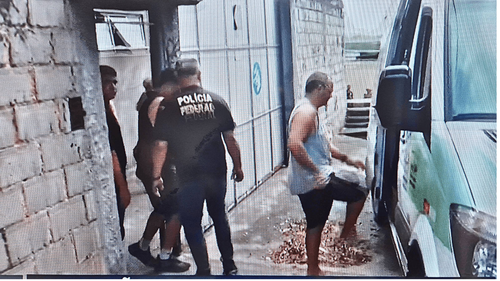 A Polícia Federal, em ação conjunta com a Polícia Civil e com o Ministério Público Federal, deflagrou uma operação com o objetivo de prender criminosos envolvidos na fabricação clandestina de cigarros no estado do Rio de Janeiro.