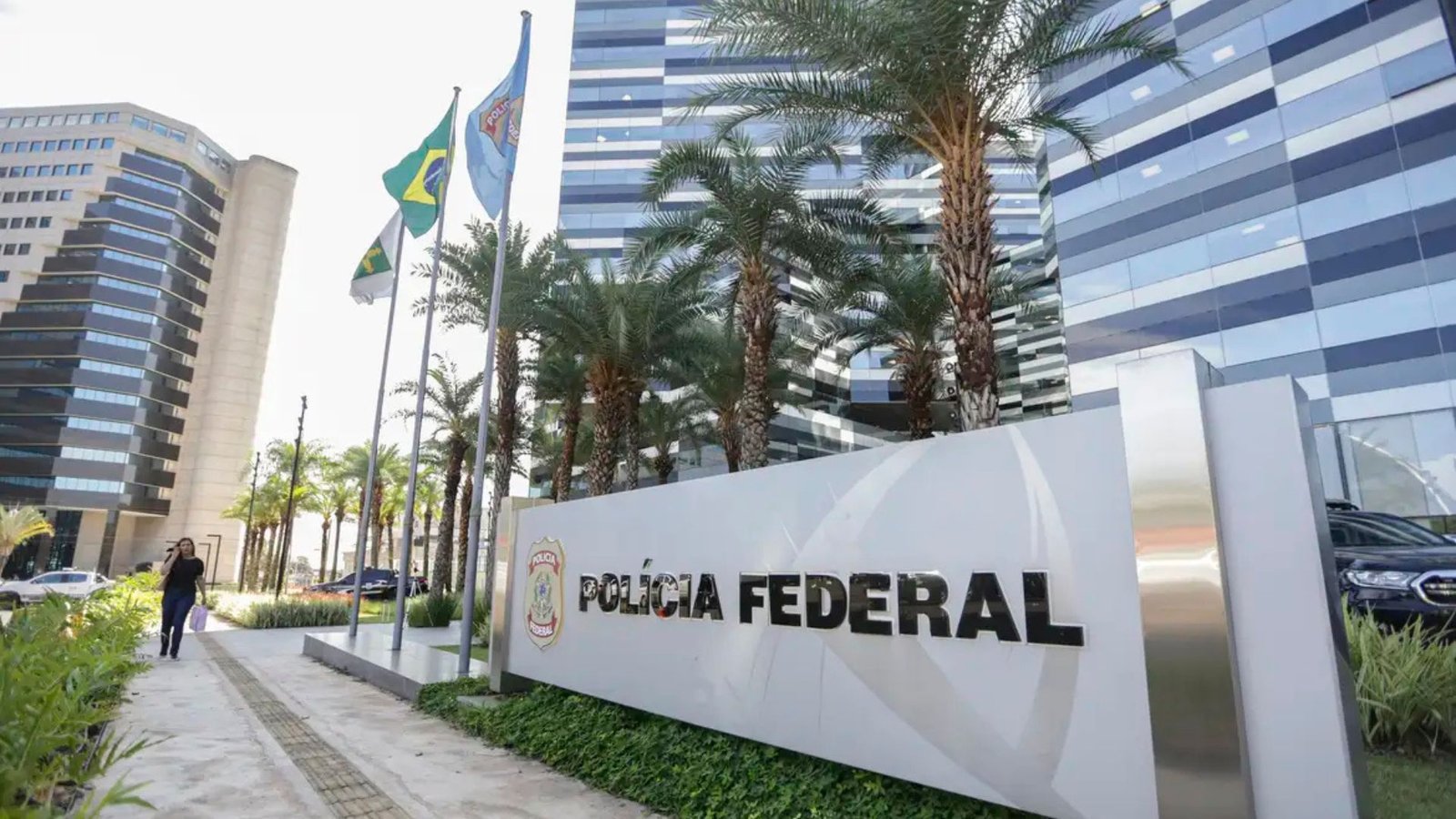 A taxa de inscrição varia conforme o cargo disputado. Para disputar as vagas de delegado e de perito criminal da Polícia Federal, o valor é de R$250.