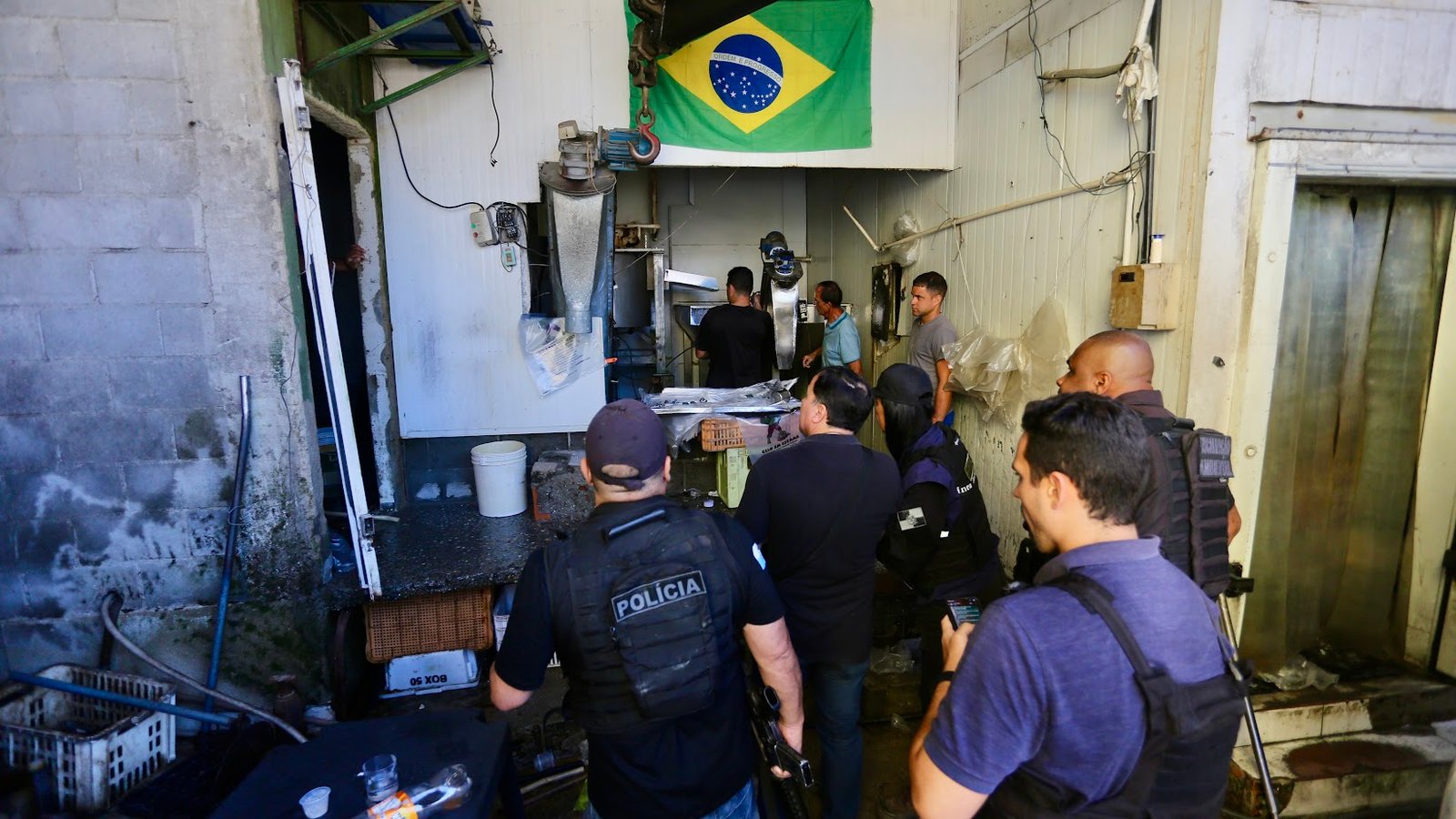 Até o momento, a fábrica da Cidade de Deus foi interditada por uso de água contaminada e um dos responsáveis pelo local foi encaminhado para a delegacia.