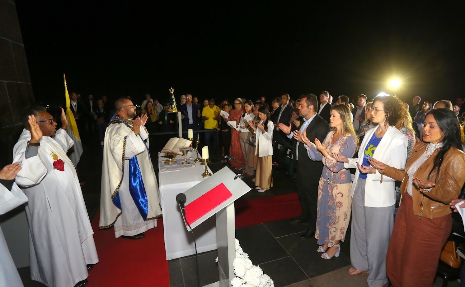 O governador Cláudio Castro participou, nesta quarta-feira (21/05), da missa em Ação de Graças pelos 30 anos do RioSolidario, obra social do Estado, realizada no Santuário Cristo Redentor. A cerimônia reuniu autoridades, representantes de instituições, parceiros e colaboradores, em um momento de celebração, reconhecimento e renovação do compromisso com a promoção da inclusão social no estado.