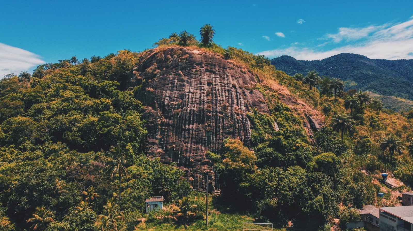 A Prefeitura Municipal de Japeri se prepara para entregar o Plano de Manejo da Área de Proteção Ambiental (APA) Pedra Lisa durante a semana do Meio Ambiente. A cerimônia está marcada para o dia 6 de junho, das 9h às 12h, na Praça da Pedra Lisa. O plano foi consolidado pela Secretaria Municipal do Ambiente e Desenvolvimento Sustentável a partir de estudos técnicos, oficinas participativas e audiência pública, com ampla participação da população local. Localizada na área rural de Japeri, a APA Pedra Lisa sobrepõe-se à Zona de Amortecimento da Reserva Biológica do Tinguá.