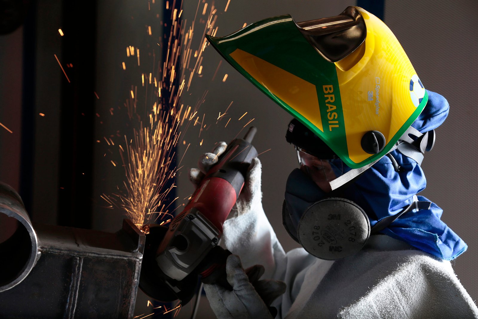 Para Duque de Caxias são ofertadas 170 vagas distribuídas nos cursos de Técnico em Automação Industrial (30), Montador de andaime, formas e escoramento (80) e Caldeireiro (60). A duração do curso vai depender do título escolhido, podendo variar entre 4 e 17 meses, com turmas formadas para os turnos da manhã, tarde e noite. O Programa Autonomia e Renda Petrobras conta ainda com oficinas de Desenvolvimento Humano (DH), uma metodologia da Firjan SESI, que tem como finalidade fortalecer as competências sociais dos participantes, elevando seu potencial de empregabilidade.