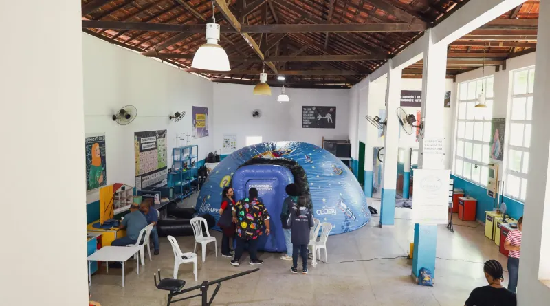 A Caravana da Ciência é um centro de ciências itinerante que percorre os municípios do estado do Rio de Janeiro, levando conhecimento de forma lúdica e interativa. O objetivo é proporcionar aos alunos, professores e à população em geral um ambiente de educação informal.