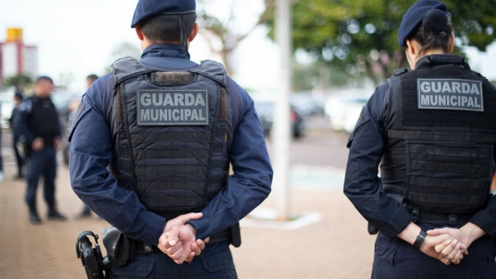 municípios poderão atribuir funções às guardas ou polícias municipais, como proteção de seus bens, serviços,
