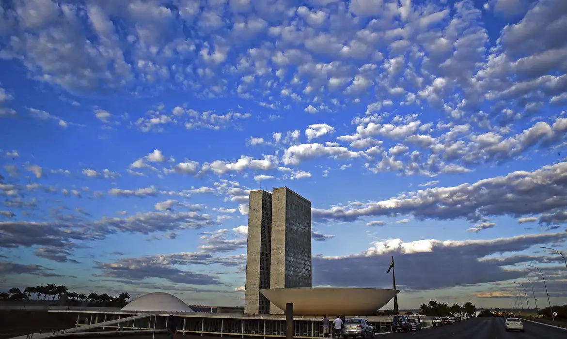 Relator antecipa fim da reeleição no Poder Executivo para 2030 e CCJ adia votação