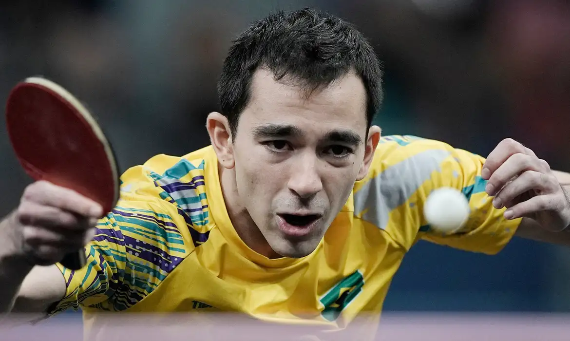 Após uma campanha histórica para mesatenistas das Américas, o brasileiro Hugo Calderano ficou com o vice-campeonato mundial neste domingo (25), em Doha (Catar).