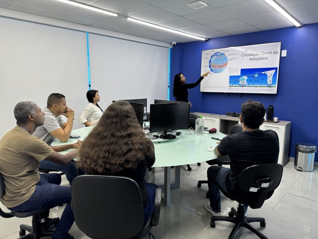 No encontro mais recente, os participantes discutiram a funcionalidade dos radares meteorológicos do estado do Rio de Janeiro e principais padrões e sistemas de meteorologia. Na atividade da última quarta, o foco foi na circulação geral da atmosfera. Para isso, definições dos regimes de chuva e seca, fluxos de ar, variações climáticas, áreas de alta e baixa pressão e fenômenos climáticos, como ciclones e furacões, entraram em pauta.