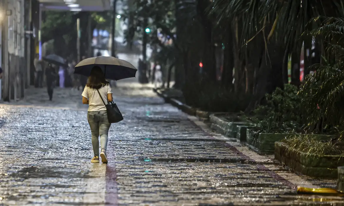 ma frente fria que avança pelo país causa instabilidade no tempo nos estados do Paraná e Mato Grosso do Sul neste sábado (10) e promete derrubar as temperaturas para os Dia das Mães nas regiões sul e sudeste.