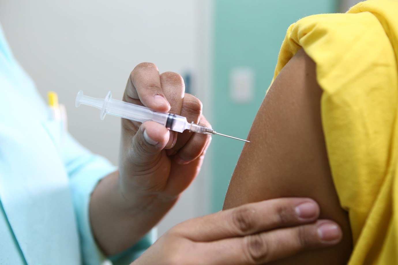 O Dia D de vacinação contra a gripe no Estado do Rio de Janeiro, que ocorreu sábado (10/05), contou com mais de 1,3 milhão de doses de vacina contra a influenza, distribuídas pela Secretaria de Estado de Saúde (SES-RJ) para os 92 municípios fluminenses