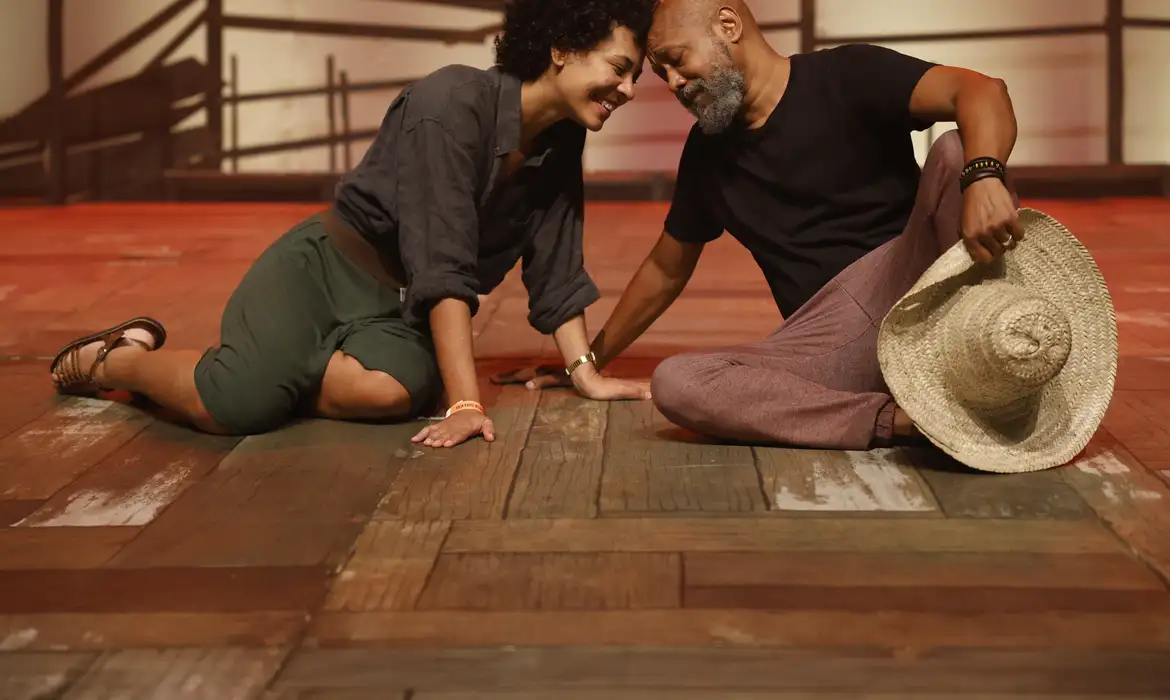 O livro de Itamar Vieira Junior que ultrapassou a marca de 1 milhão de exemplares vendidos é a base para a criação de Torto Arado – O Musical, espetáculo que estreia, neste sábado (17), às 20h, no Teatro Riachuelo no centro do Rio de Janeiro.