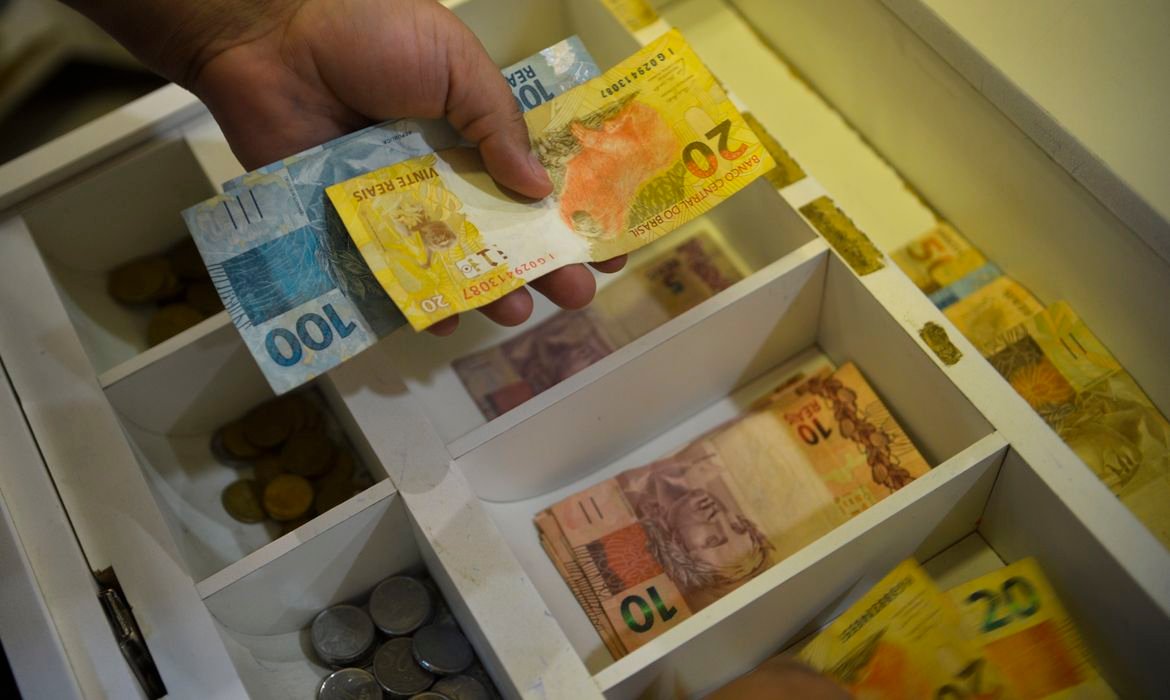 A partir desta sexta-feira (16), os trabalhadores com crédito consignado ou crédito direto ao consumidor (CDC) podem migrar dívidas de outras instituições financeiras para o Crédito do Trabalhador. O programa fornece crédito com juros mais baixos a trabalhadores com carteira assinada. Desde abril, a troca de dívidas caras por mais baratas só podia ser feita dentro da mesma instituição.