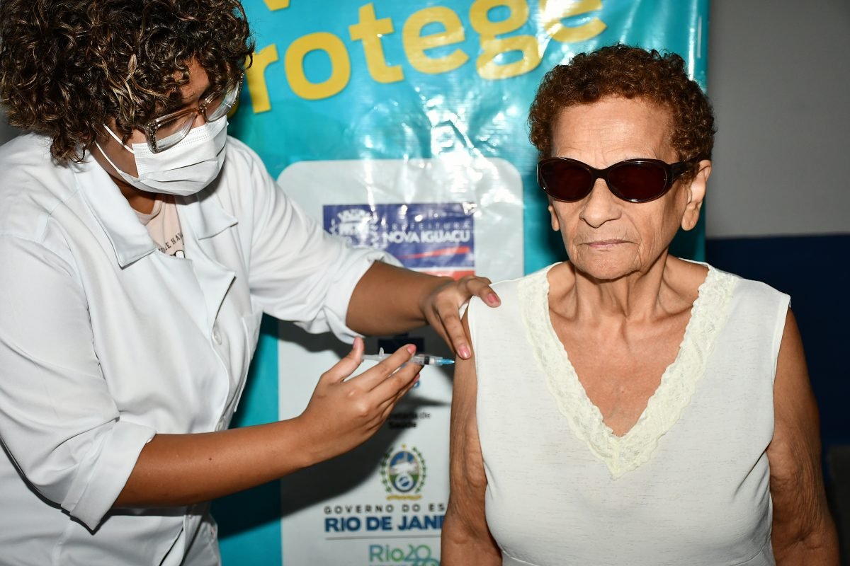 A Secretaria Municipal de Saúde de Nova Iguaçu (Semus) vai promover, neste sábado (10), uma grande mobilização pelo Dia D de Vacinação contra a gripe. Ao todo, 62 pontos de imunização estarão disponíveis a partir das 8h30. A ação nacional visa atender, entre outros grupos prioritários, crianças de seis meses a menores de 6 anos, gestantes e idosos acima de 60 anos.