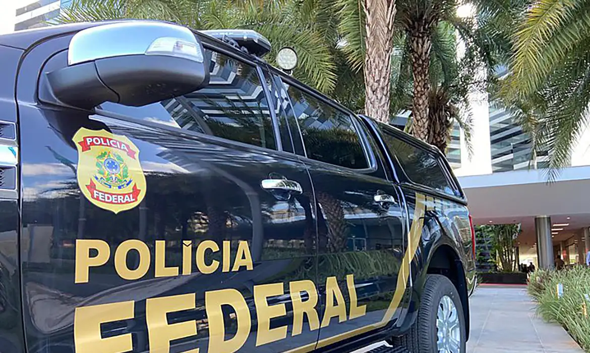 A Polícia Federal (PF) faz, nesta quarta-feira (7), uma operação contra suspeitos de enviar drogas para a Europa por meio de voos comerciais. O grupo criminoso usava as chamadas mulas, ou seja, passageiros que transportam produtos ilegais em suas bagagens ou em seu próprio corpo.