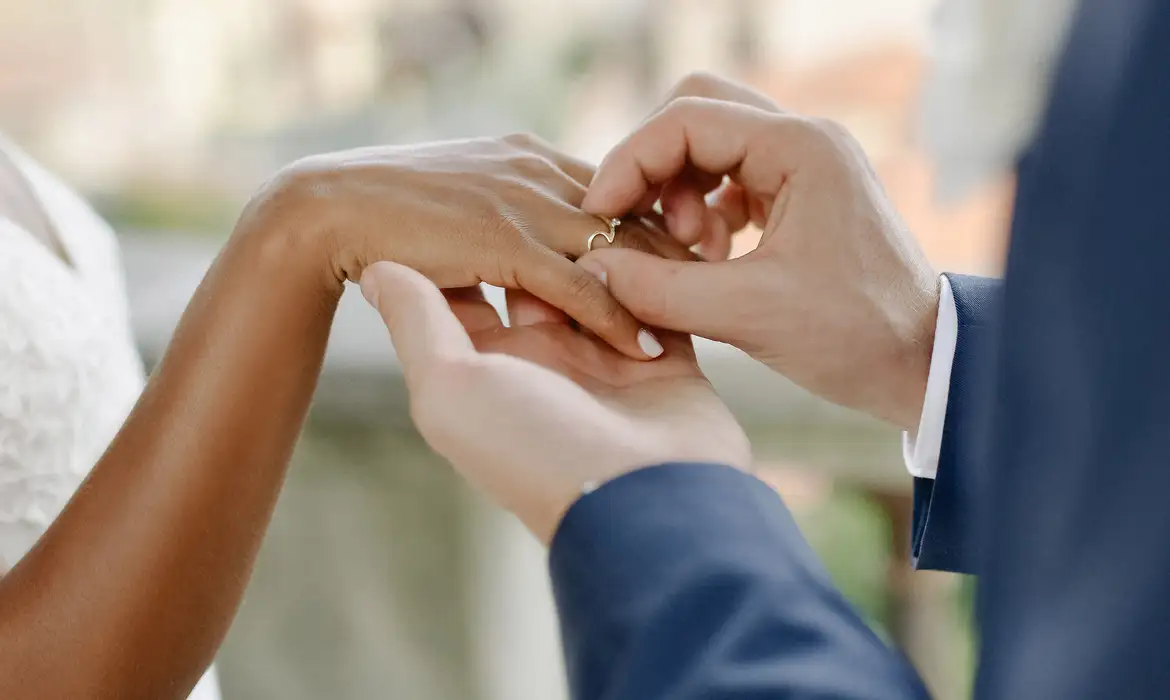 Quais são os meses preferidos dos brasileiros para se casar? Em quais partes do país são celebrados mais matrimônios? Quais são os meses em que mais nascem bebês no Brasil? Essas perguntas foram respondidas pela pesquisa Estatísticas do Registro Civil, divulgada pelo Instituto Brasileiro de Geografia e Estatística (IBGE).