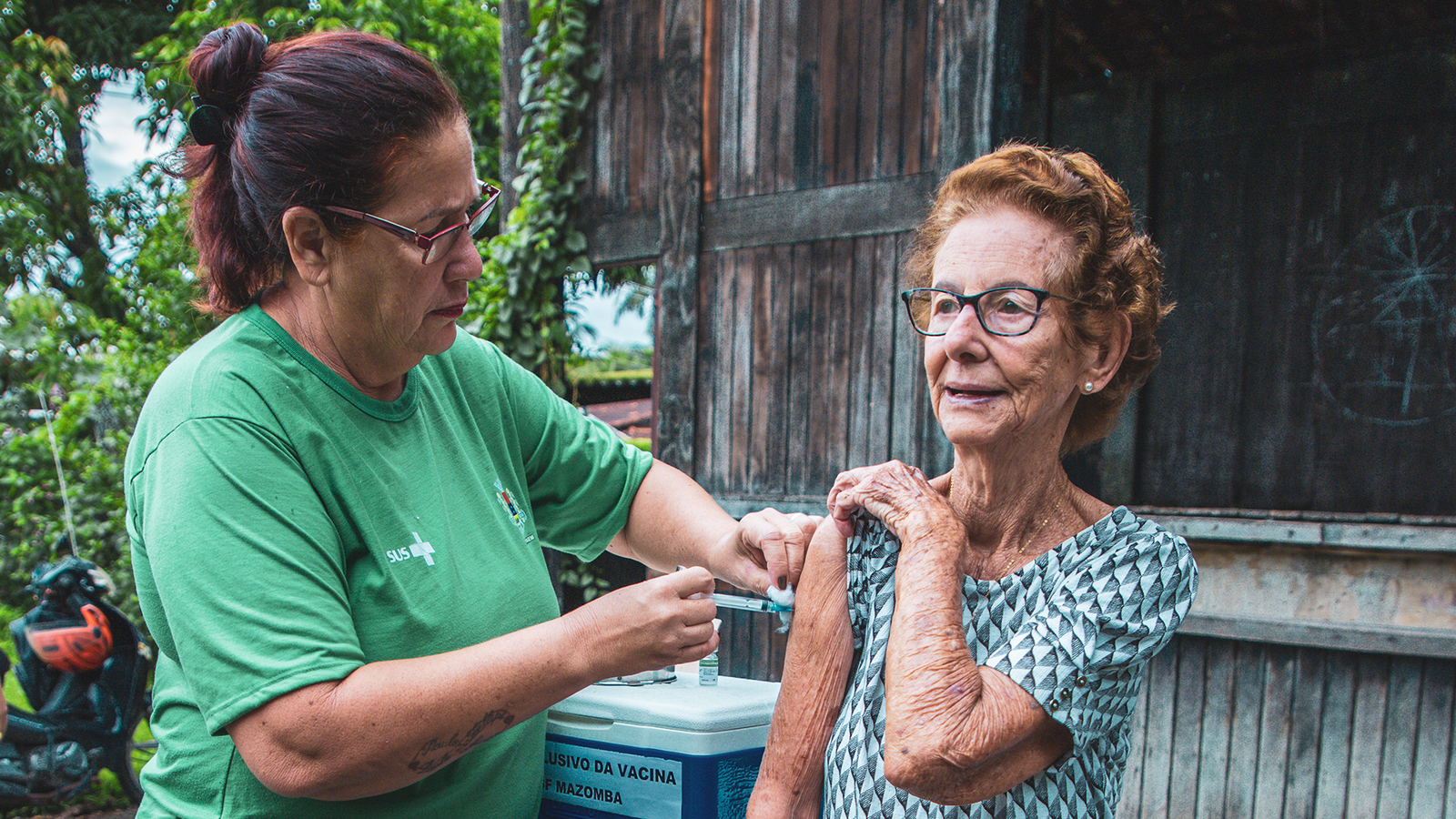 A Prefeitura de Itaguaí, por meio da Secretaria Municipal de Saúde, informa que no próximo sábado (dia 10) será o Dia D da Campanha Nacional de Vacinação contra a Influenza (gripe). A mobilização ocorrerá das 8h às 16h, nos postos de saúde do município, com o objetivo de ampliar a cobertura vacinal dos seguintes grupos prioritários definidos pelo Ministério da Saúde: - Crianças de 6 meses a 6 anos - Idosos - Gestantes - Trabalhadores da Saúde - Pessoas com comorbidades - Caminhoneiros A vacinação é fundamental para a prevenção de complicações e óbitos decorrentes da gripe, especialmente entre os públicos mais vulneráveis. O cidadão que for se vacinar não pode esquecer de levar um documento com foto e a caderneta de vacinação.
