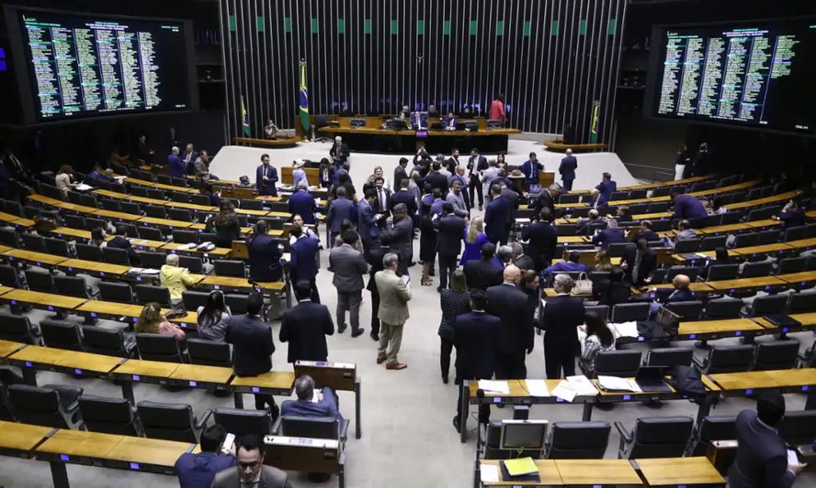 Projeto de lei complementar (PLP), aprovado na noite dessa terça-feira (6) pelo plenário da Câmara dos Deputados, aumenta de 513 para 531 o número de vagas na Casa em razão do crescimento populacional. O texto mantém o tamanho das bancadas que perderiam representantes segundo o Censo de 2022. A mudança será a partir da legislatura de 2027.