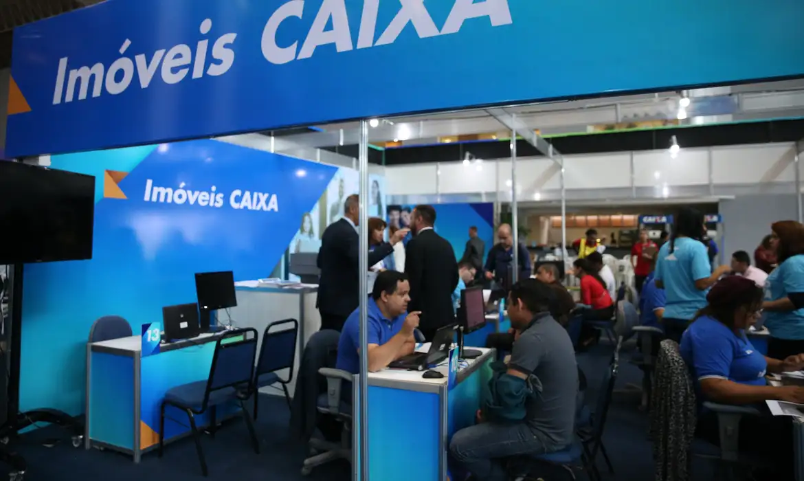 As famílias com renda mensal de até R$ 12 mil podem, a partir desta segunda-feira (5), contratar a nova modalidade do Minha Casa, Minha Vida voltada à classe média. A Caixa Econômica Federal começou a oferecer os empréstimos da nova categoria do programa habitacional.