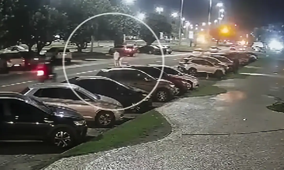 O influenciador Vitor Vieira Belarmino, que estava foragido há 10 meses, será interrogado no dia 28 de maio, às 13h, no Tribunal de Justiça do Rio de Janeiro. A pedido da defesa, a Justiça aceitou o pedido de reconsideração da revelia do réu para que ele, acusado de atropelar e matar o fisioterapeuta Fábio Toshiro Kikuta, no Recreio dos Bandeirantes, em julho do ano passado, seja ouvido e tenha o direito à ampla defesa garantido.